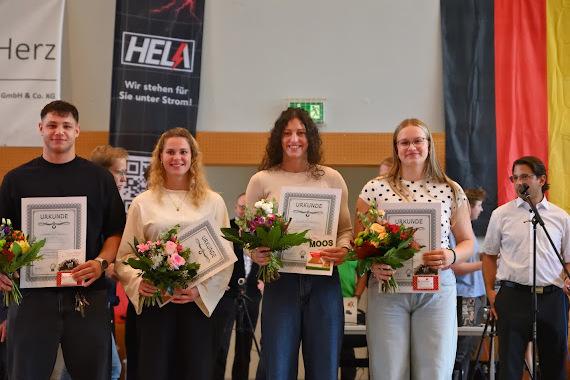 Auszeichnung Sportler SV Halle Für ihre sportlichen Erfolge im vergangenen Jahr wurde Paavo Plöhnert, Frederike Stolze, Miriam Butkereit und Peppa Plöhnert ausgezeichnet.