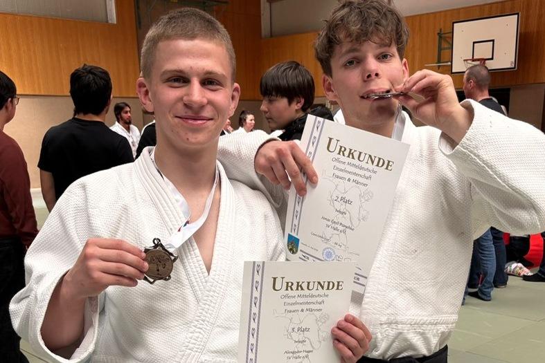 Alex und Jonas bei der MDEM Alex und Jonas vom Judo zeigen ihre Medaillen und Urkunden von der Mitteldeutschen Einzelmeisterschaften in Schmölln.