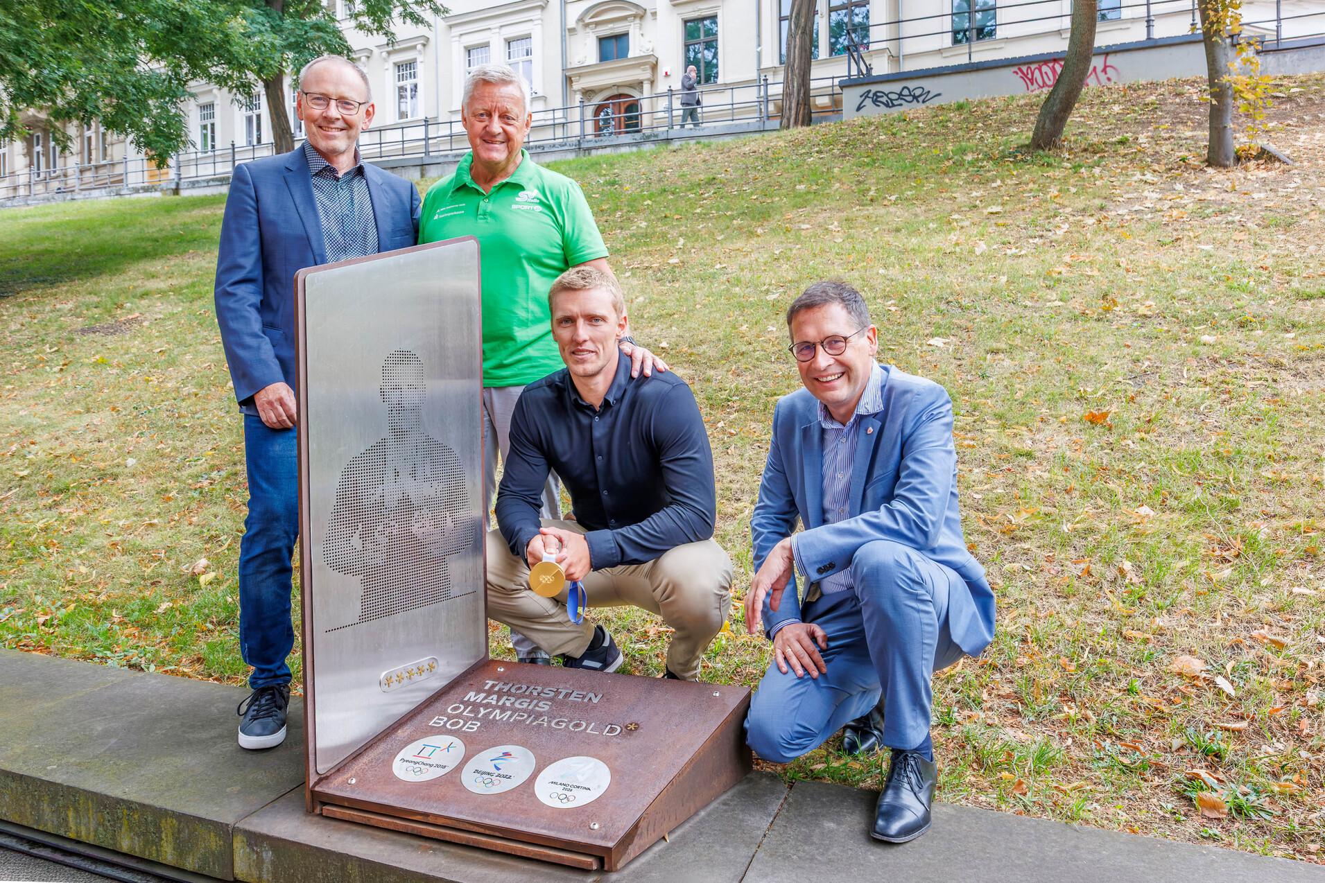 Thorsten Margis Plakette Stele 2026 Die Stele von Thorsten Margis wird um eine weitere Plakete erweitert. Auf dem Bild sind Axel Schmidt,Hardy Gnewuch, Thorsten Margis und Alexander Vogt.