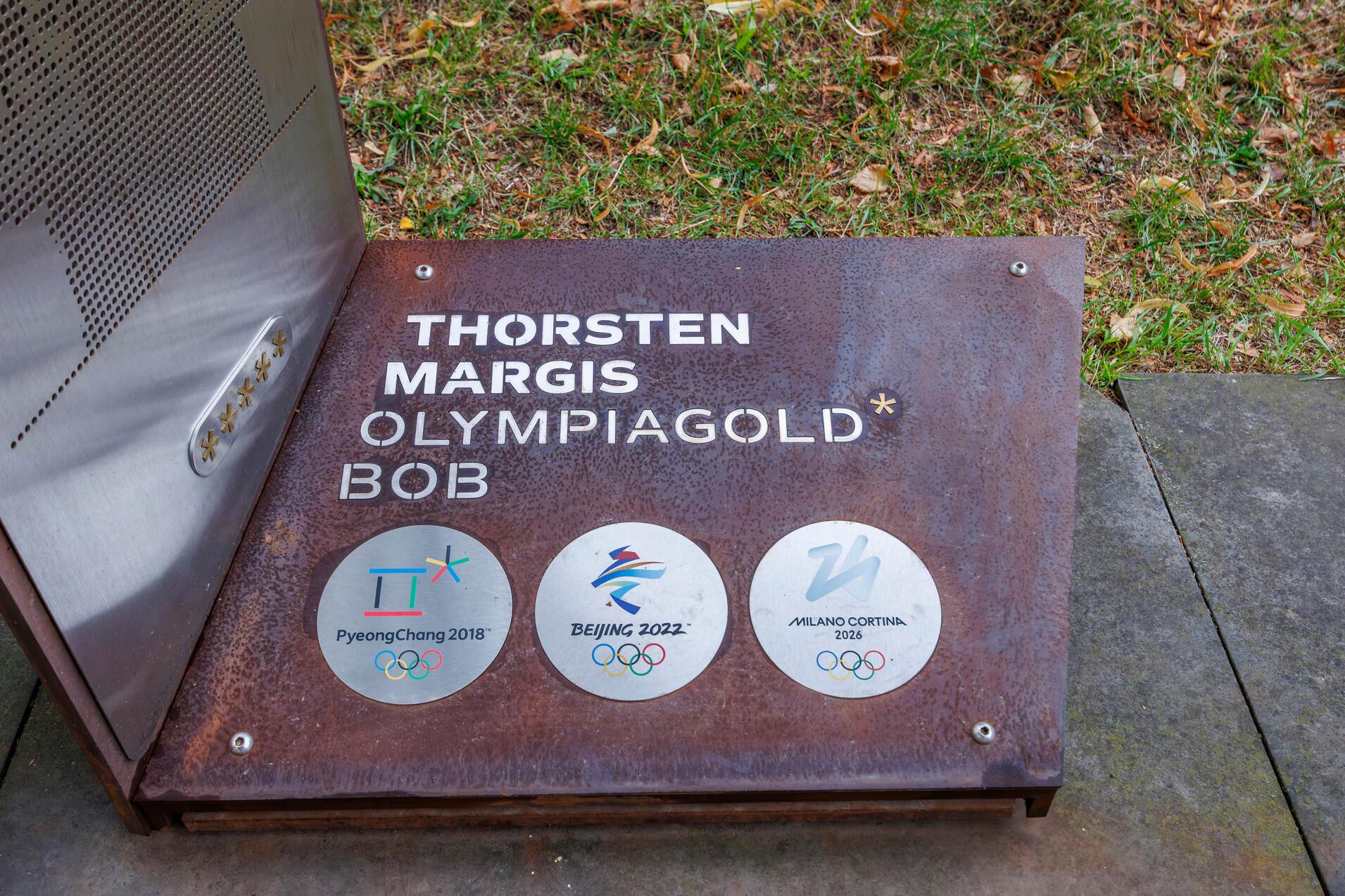 Plakete Stele Thorsten Margis Es wurde eine weitere Plakete auf der Stelle des Olympiasiegers Thorsten Margis angebracht.
