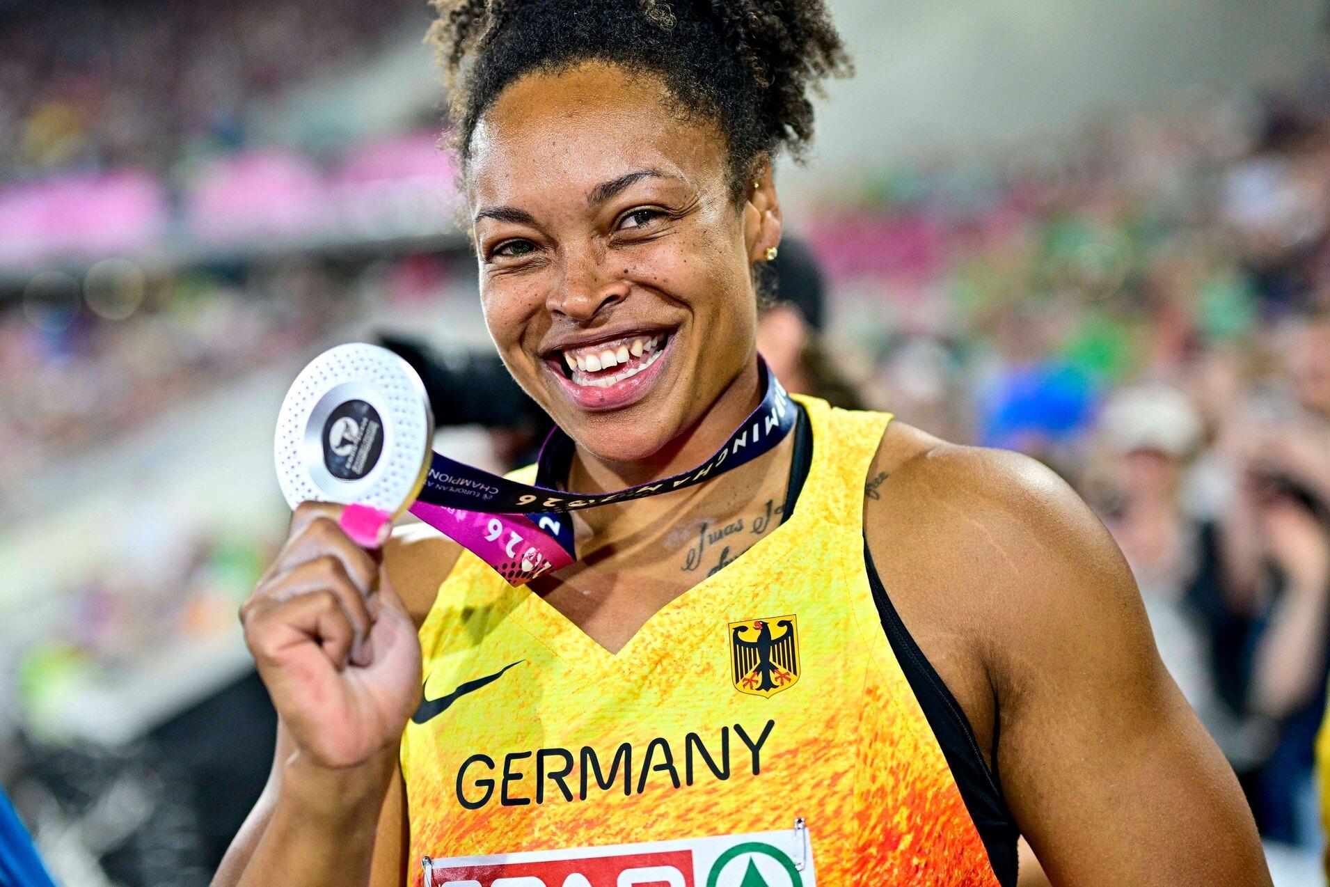 Shanice Craft EM Silber 2026 Shanice Craft zeigt freudestrahlend ihre Silber Medaille von der EM 2026.