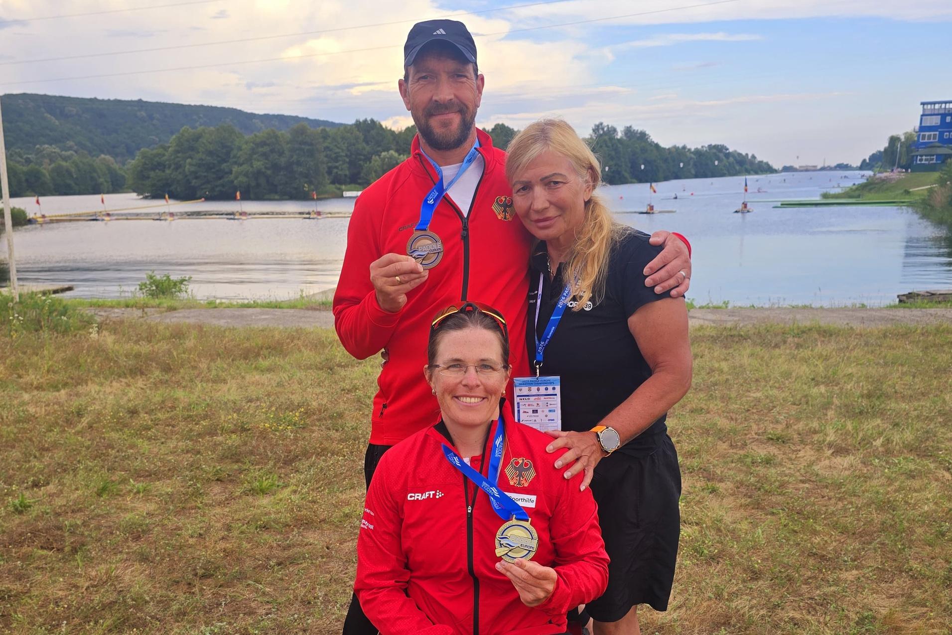 Anja Adler,Maik Polte und Trainerin Ognyana Dusheva bei der EM in Rumänien Anja Adler hält ihre Goldmedaille und Maik Polte seine Bronzemedaille bei der EM im Marathon in Rumänien hoch. Daneben steht die Trainerin Ognyana Dusheva.