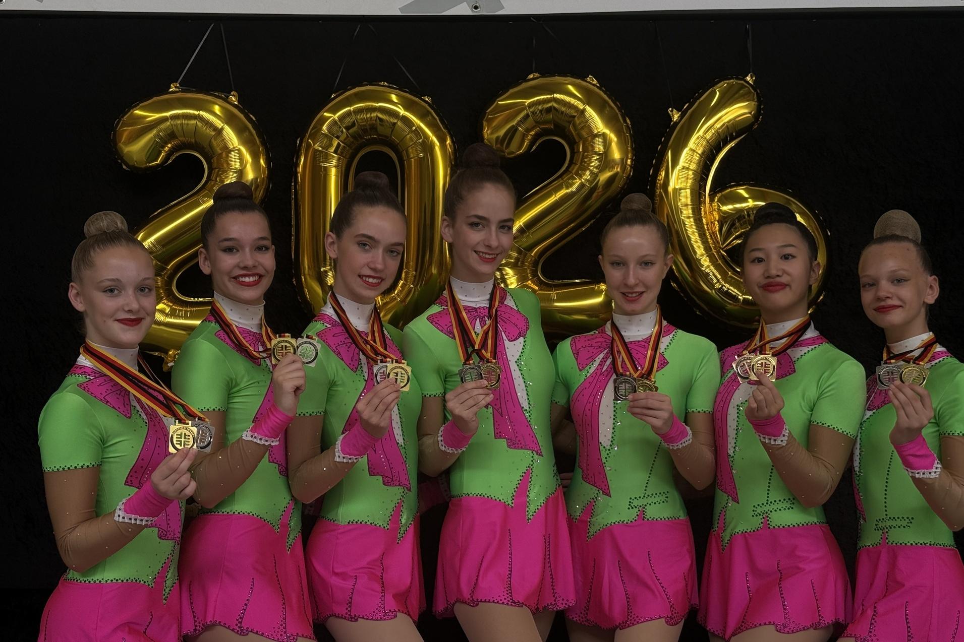 DJM Mannschaftsbild 2026 Die Gewinnerinnen des SV Halle Abteilung Rhytmische Sportgymnastik im Mehrkampf in Röbel 2026.