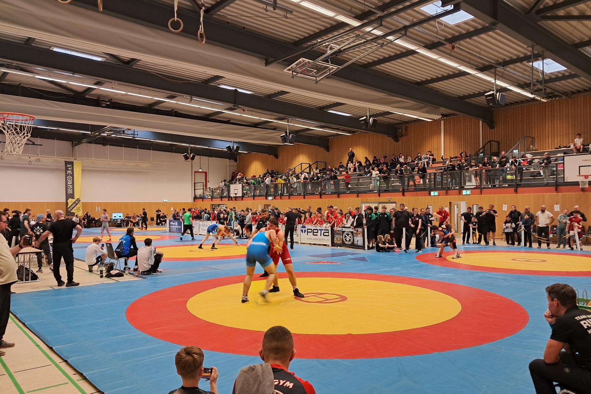 Blick in die Wettkampfhalle Ein Blick in die Wettkampfhalle während des 2. Gerhard-Weisenberger-Turnier in Kleinostheim.