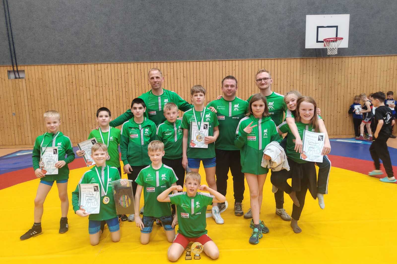 Mannschaftsbild Thalheim Die Teilnehmer am Wettkampf in Thalheim präsentieren ihe Medaillen und Urkunden.