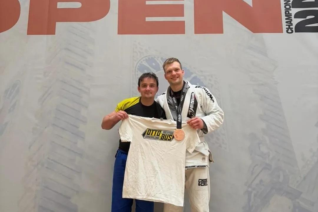 Nico und Lukas in Hamburg Nico und Lukas präsentieren ein T-Shirt sowie ihre Erfolge bei den Hamburg Open.