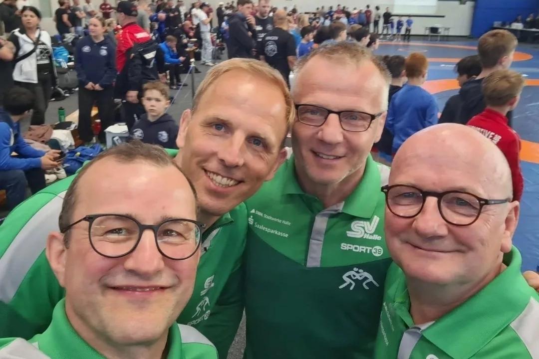 Trainer Selfie Die Trainer und Betreuer der Ringer Landesmeisterschaften 2026 machen ein gemeinsames Selfie.