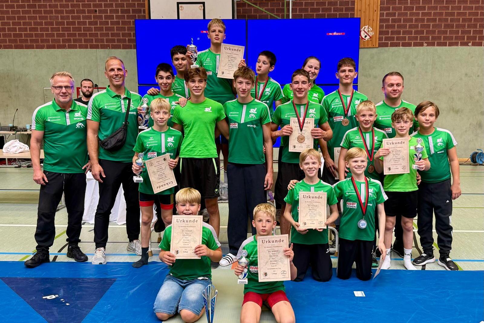 22. Roland-Pokal in Stendal 2026 Die Gewinner und Platzierten des SV Halle Abteilung Ringen im gemeinsamen Gruppenbild beim 22. Roland-Pokal in Stendal.