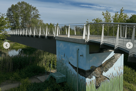 Brückenansicht Ein Foto der Brücke mit einem Adler als Motiv am Betonpfeiler.