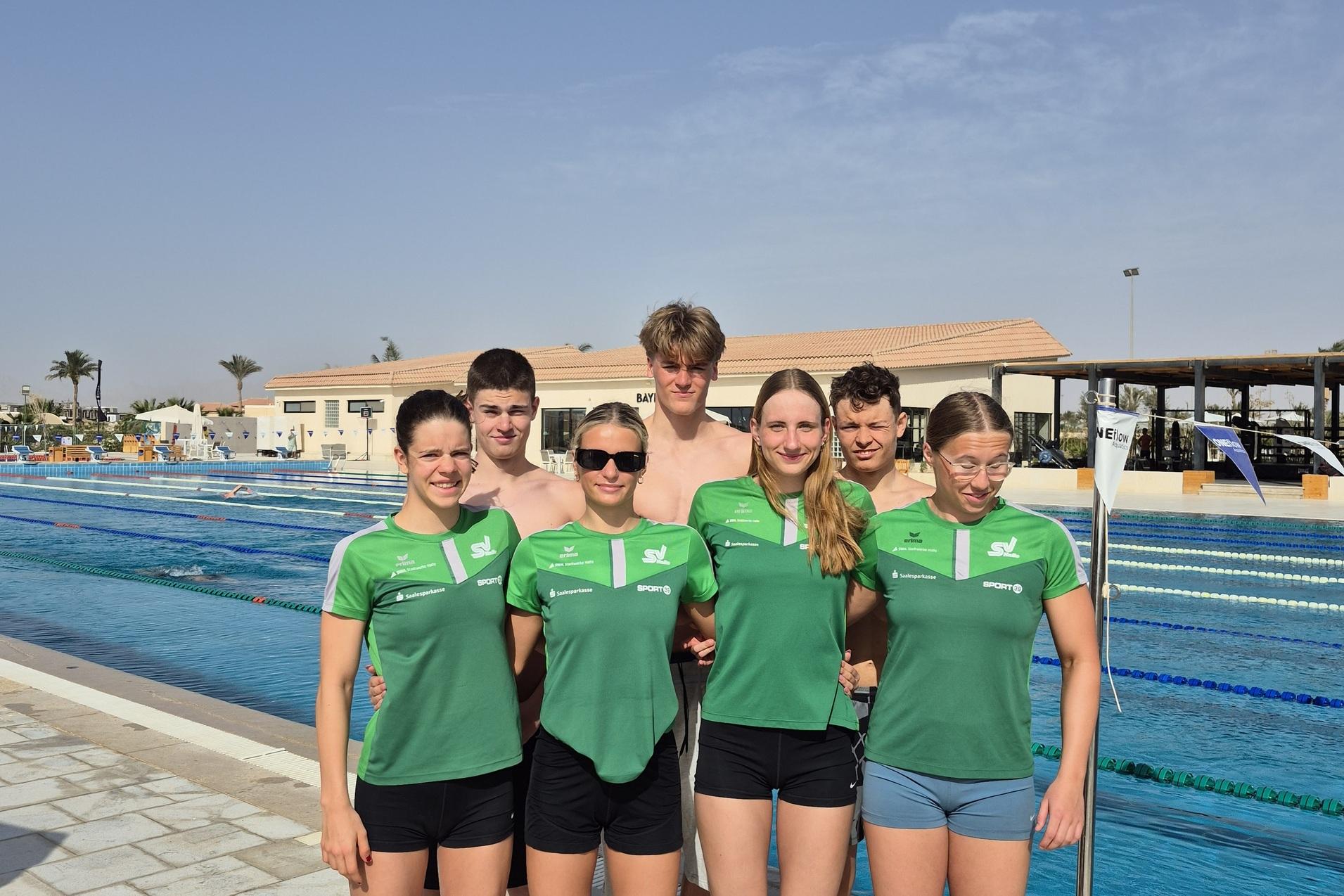 Trainingsgruppe Schwimmen in Ägypten Die Trainingsgruppe Lira aus der Abteilung Schwimmen macht ein Gruppenfoto vor dem Schwimmbecken in Soma Bay/Ägypten.