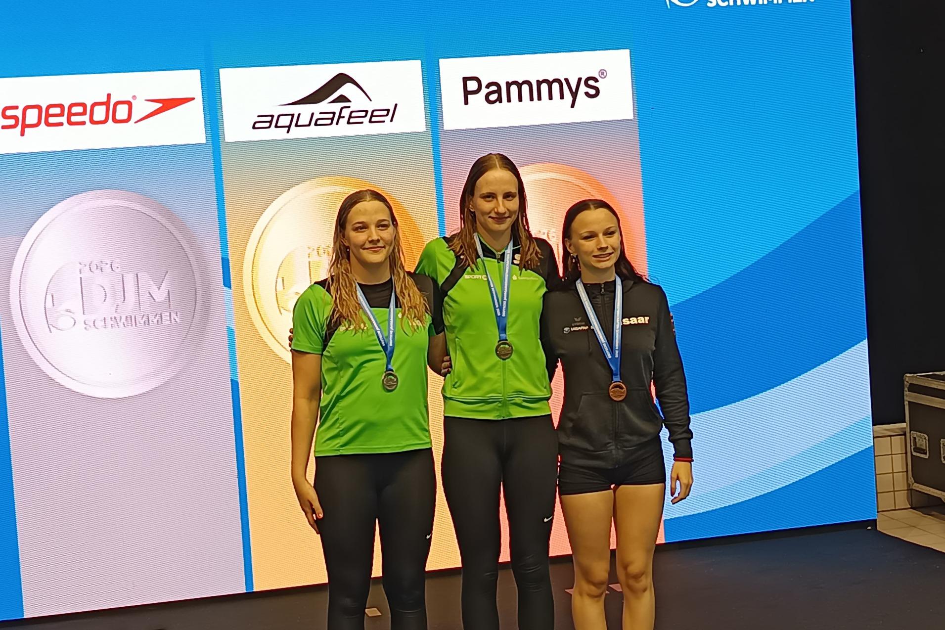 Siegerehrung 400 Freistil Frauen DJM 2026 M. Weiß und A. Bettke auf dem Siegerpodest über die 400 Freistil der Frauen.