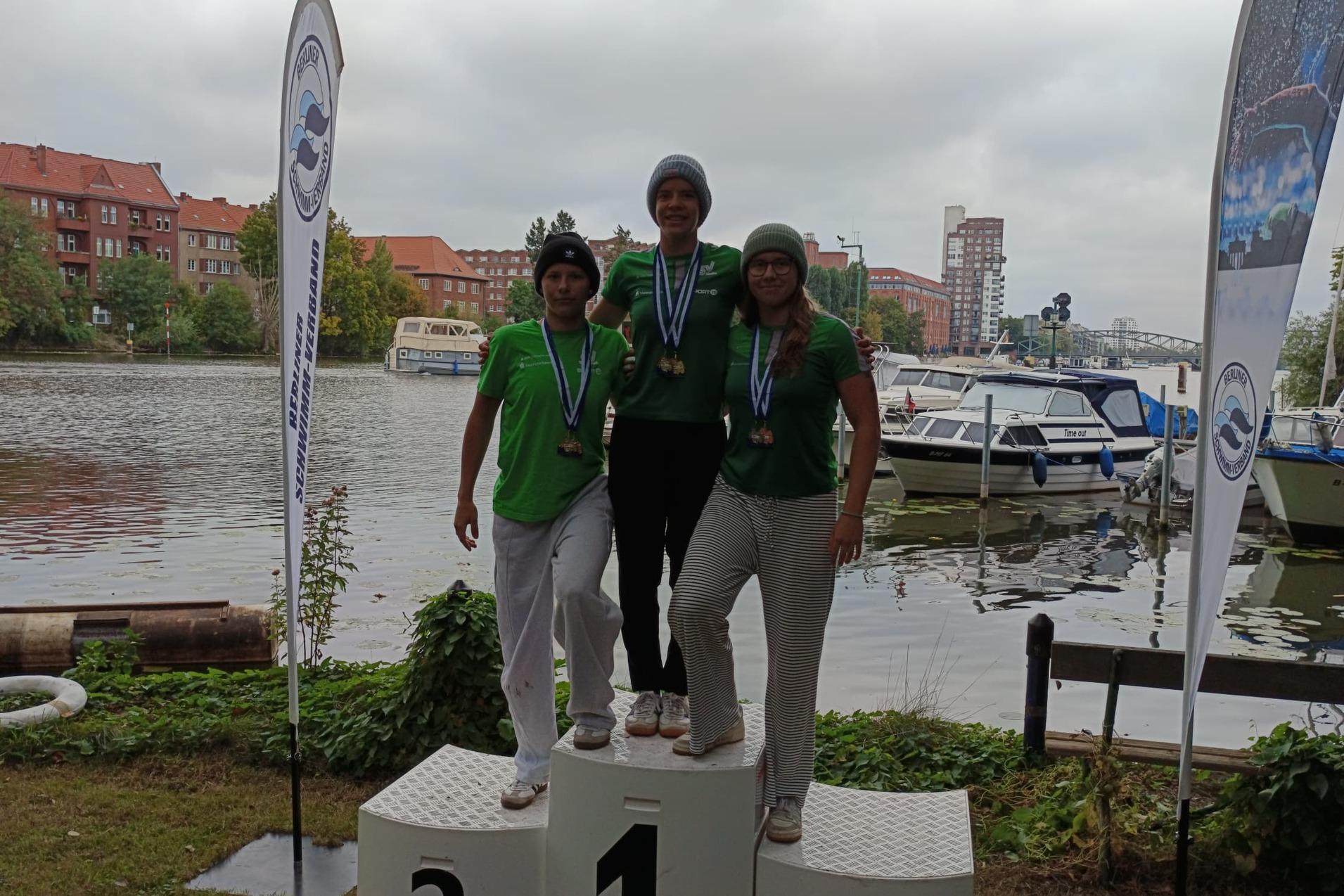 Norddeutsche Meisterschaften Freiwasser 2026 Lisa Barth, Liska Richter und Charlotte Klemm auf dem Siegerpodest bei den Norddeutschen Freiwasser Meisterschaften in Berlin 2026.