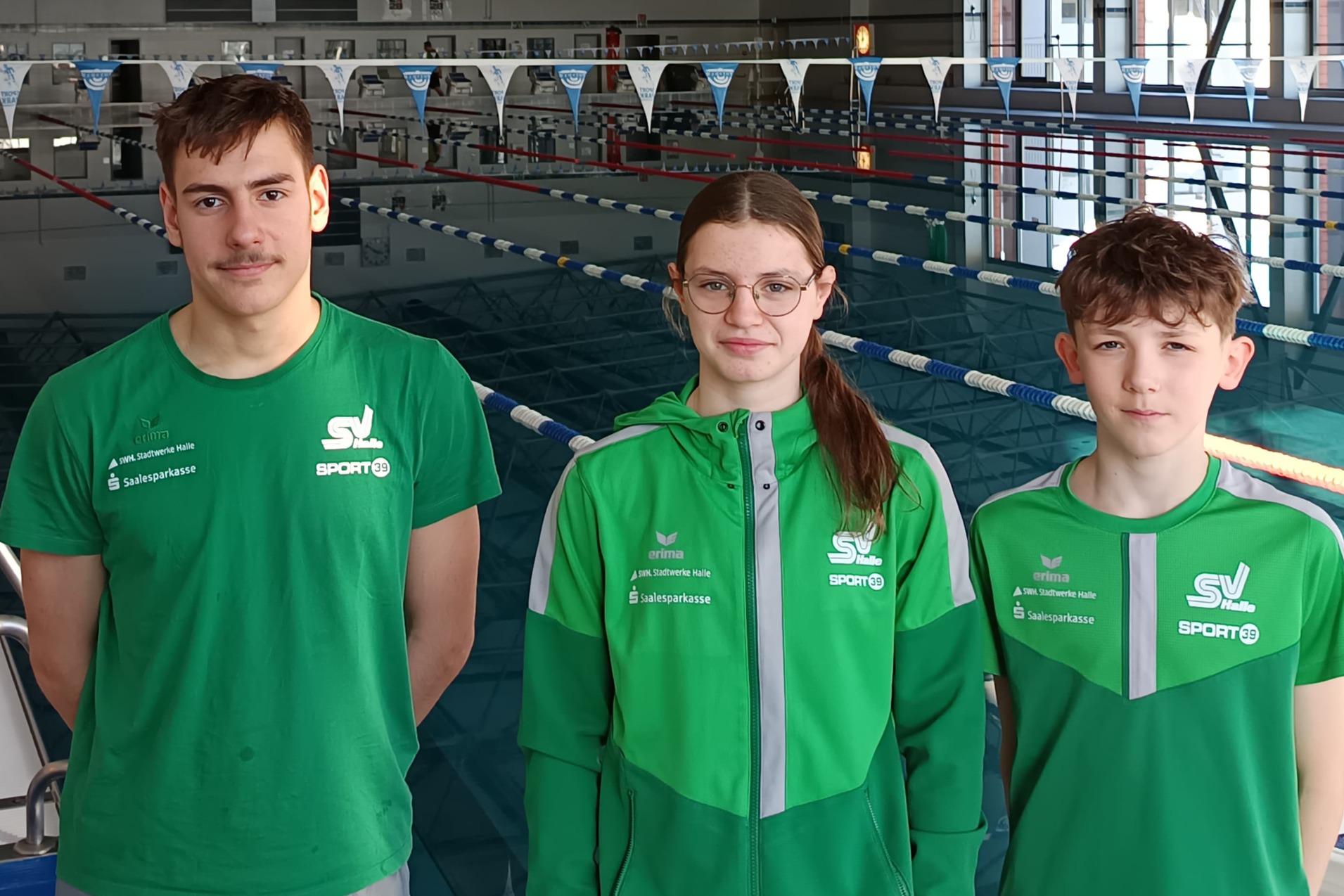 Pauline Gebhardt, Friedrich Aumann und Bruno Waletzki Pauline Gebhardt, Friedrich Aumann und Bruno Waletzki stehen in einer Schwimmhalle in Potsdam.