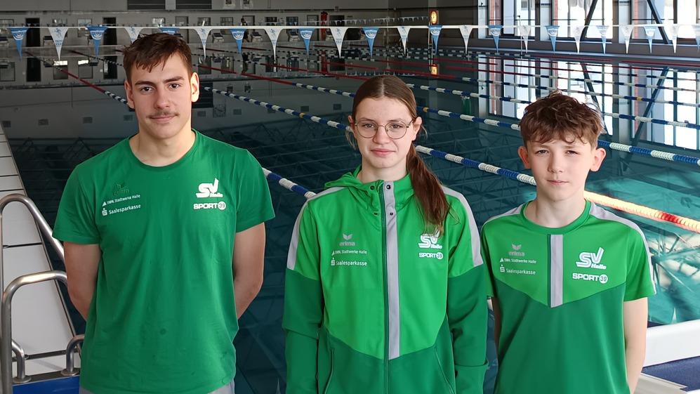 Pauline Gebhardt, Friedrich Aumann und Bruno Waletzki Pauline Gebhardt, Friedrich Aumann und Bruno Waletzki stehen in einer Schwimmhalle in Potsdam.