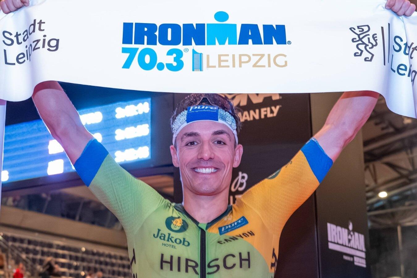 Willy Hirsch gewinnt Iron Man in Leipzig 2026 Willy Hirsch gewinnt den Iron Man in Leipzig und hält ein Banner hoch.
