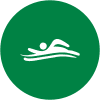 Symbol eines schwimmenden Menschen auf grünem Hintergrund, umgeben von stilisierten Wellenlinien.