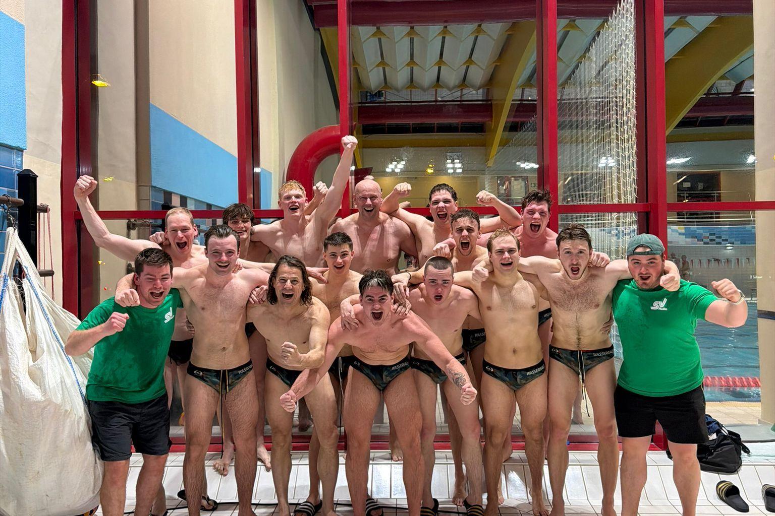 Derbysieger Wasserball Gruppenbild der Wasserball Mannschaft die sich über ihren Derbysieg freuen.