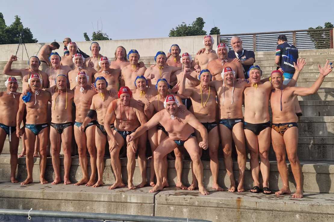 Halle-Dubrovnik-Wasserball-EM-2026 Die Masters Mannschaft der Abteilung Wasserball/TEam Empor 09 in einem Gruppenfoto.