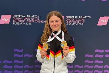 Emily Deml JEM 2026 Emily Deml zeigt ihre beiden Medaillen, die sie bei der Jugendeuropameisterschaft gewonnen hat.
