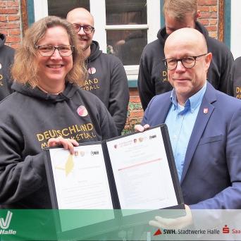 Melanie Kreße erhielt ihre Urkunde  aus den Händen des Präsidenten des Hamburger Basketball-Verbandes Boris Schmidt. Foto: privat
